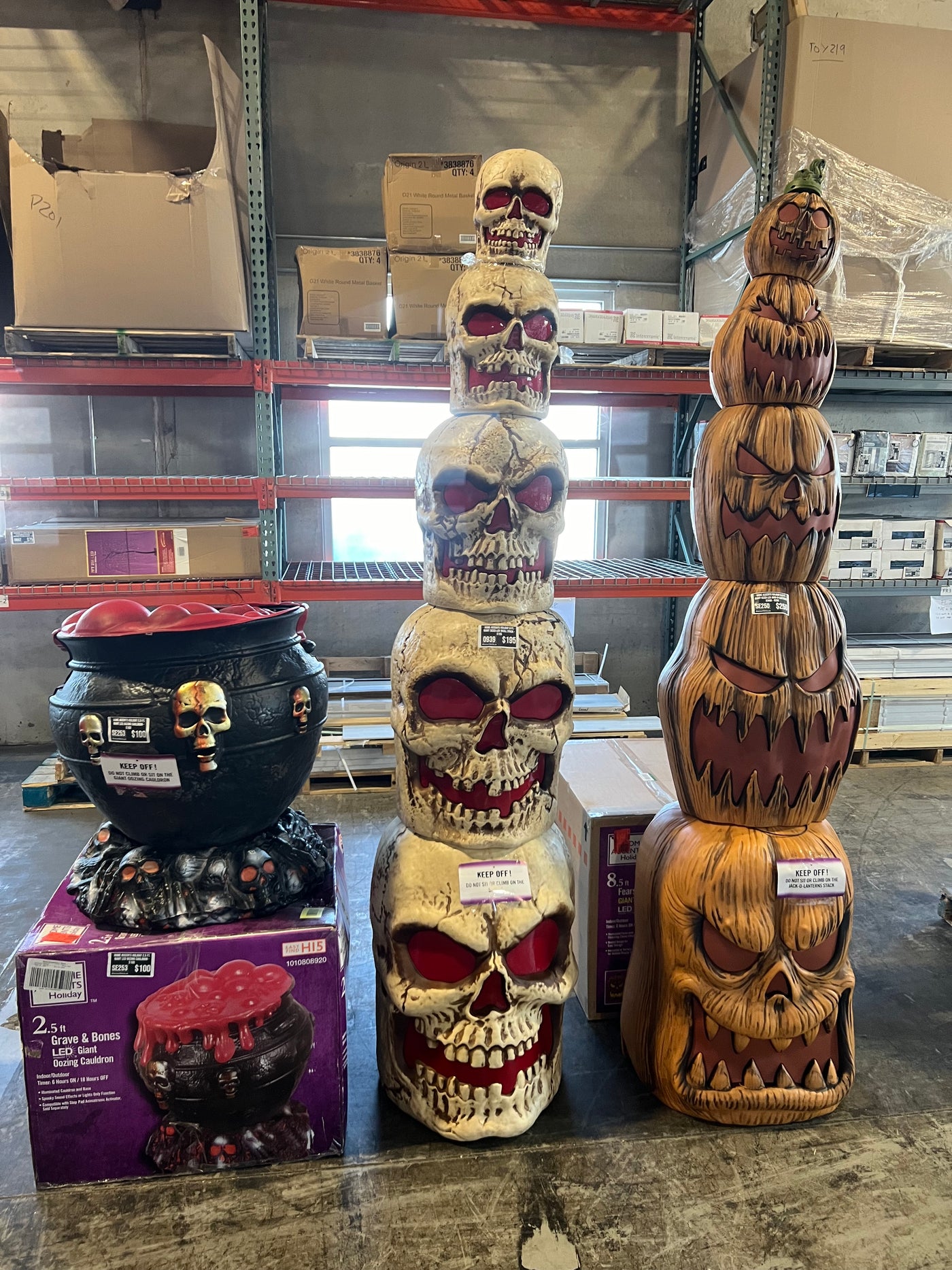 (ENTRY) 8ft Skull stack + 8ft pumpkin stack + 2.5ft cauldron · DISCOUNT